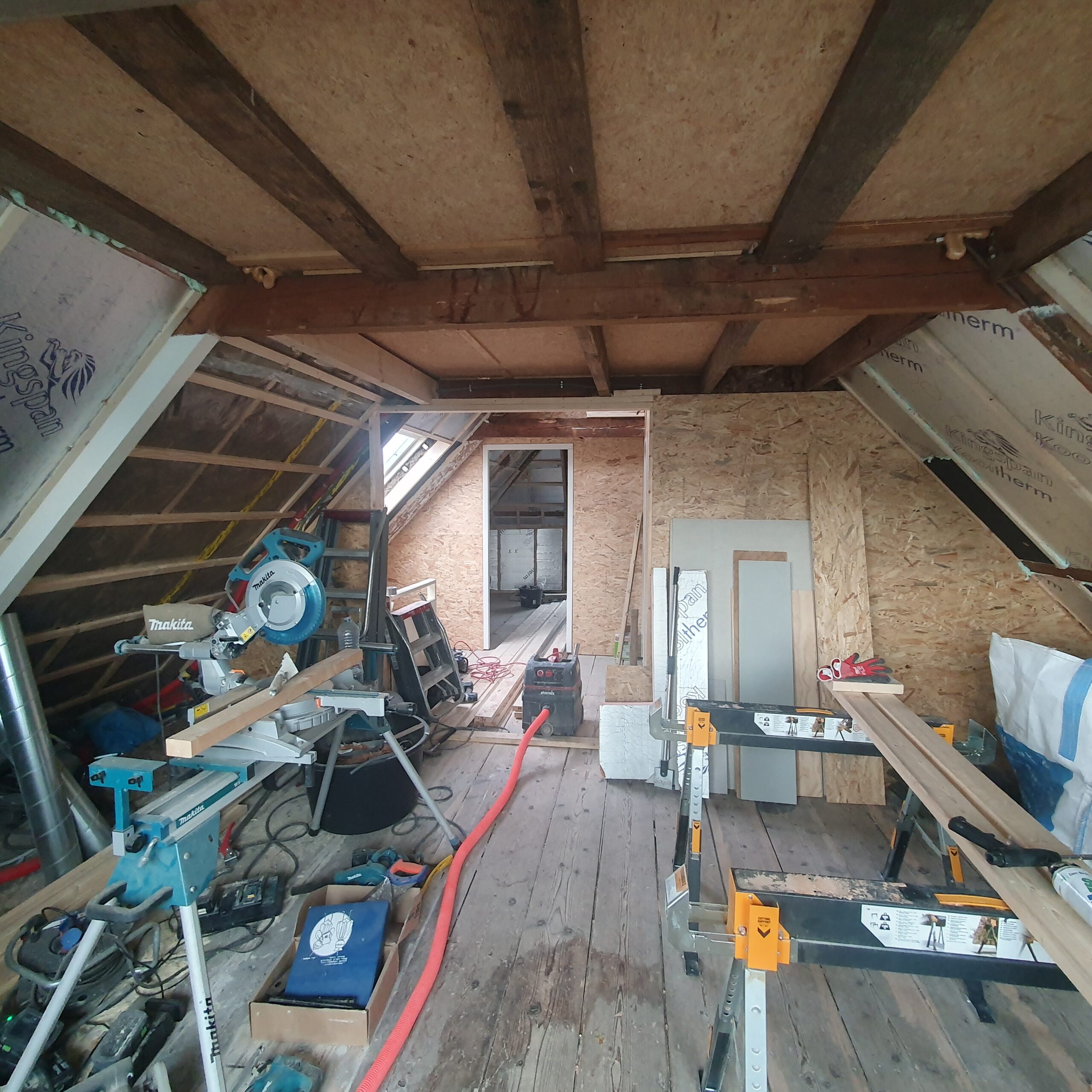 Zolderverbouwing met houten draagconstructie en binnenwanden in aanbouw door Van der Linde Bouw