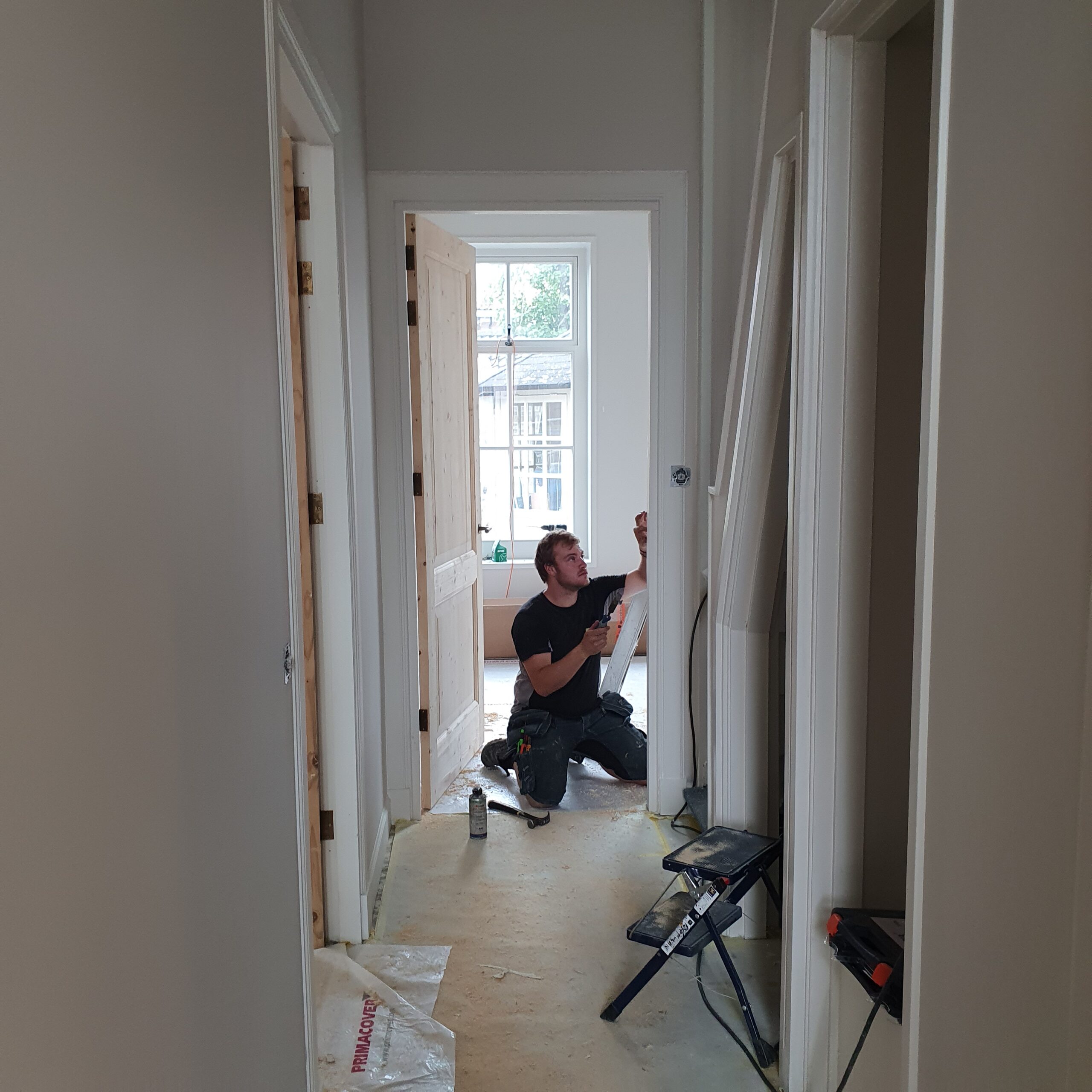 Binnendeuren en kozijnen vakkundig afgewerkt tijdens woningrenovatie door Van der Linde Bouw