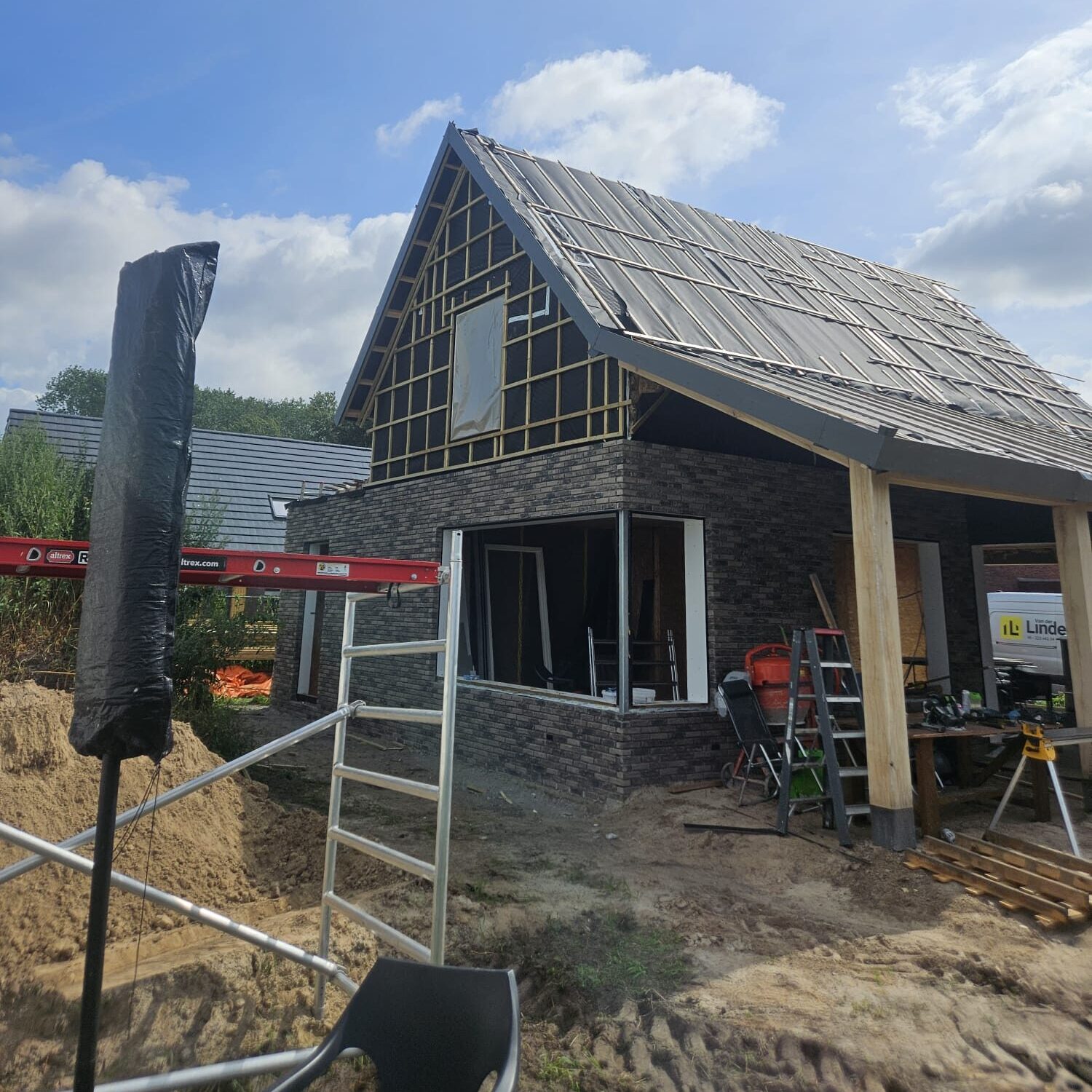 Casco nieuwbouwwoning met houten dakconstructie, gevelmetselwerk en overkapping